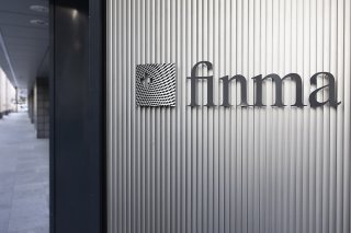 La finalisation de la fusion entre UBS et Credit Suisse, décrétée le 19 mars par les autorités helvétiques, "apporte clarté et stabilité", a estimé l'Autorité fédérale de surveillance des marchés financiers dans un communiqué. (KEYSTONE/Peter Klau...